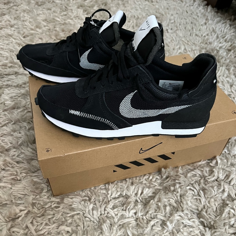 Almost brand  new Nike Daybreak Type.